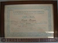 03-061.jpg; FLM-03-061; Diploma Landbouwwintercursus in Balk uitgereikt aan Ruurd Atsma in 1922; diploma
