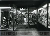 09-00533.jpg; FLM-09-00533; Foto in zwart-wit van de winkel van de Nederlandse Wolfederatie door S. Andringa, 1974; foto