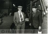 09-01505.jpg; FLM-09-01505; Foto in zwart-wit van twee mannen in een schuur door S. Andringa.; foto
