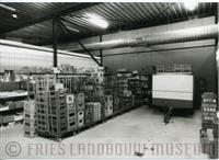 09-02383.jpg; FLM-09-02383; Foto in zwart-wit van opening Frico-depôt melkhandelaren door S. Andringa, 1980; foto