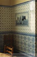 09-03129.jpg; FLM-09-03129; Foto in kleur van een tegeltableau in een tegelwand van het stamboekhuis te Leeuwarden door Koninklijke Tichelaar Makkum, 1988; foto
