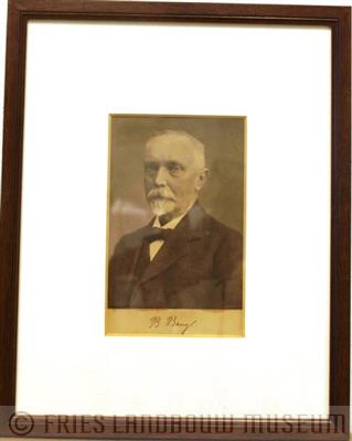 04-010.jpg; FLM-04-010; Ingelijste foto van Prof. B.Bang; foto