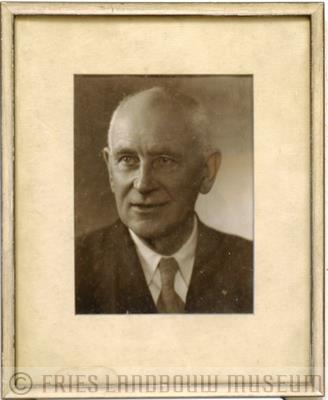 05-061.jpg; FLM-05-061; Ingelijste foto van ir.Leignes Bakhoven , H.G.H.; foto