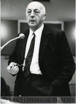 09-01506.jpg; FLM-09-01506; Foto in zwart-wit van de heer dr. S.L. Mansholt door S. Andringa, 1971; foto