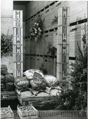 09-02554.jpg; FLM-09-02554; Foto in zwart-wit van een tentoonstelling door S. Andringa, 1976; foto