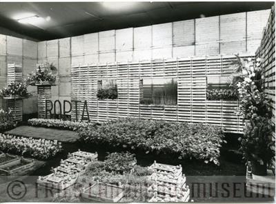 09-02557.jpg; FLM-09-02557; Foto in zwart-wit van de Z.P.C- tentoonstelling te Stiens door S. Andringa, 1976; foto