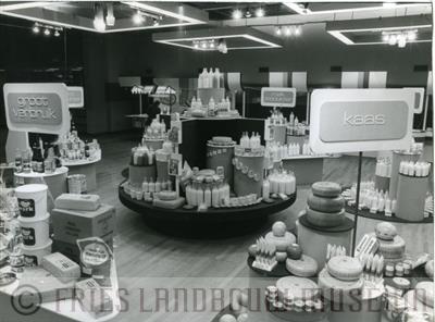 09-02700.jpg; FLM-09-02700; Foto in zwart-wit van een produktenshow door S. Andringa, 1974; foto