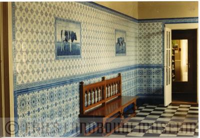 09-03128.jpg; FLM-09-03128; Foto in kleur van een tegelwand in de hal van het stamboekhuis te Leeuwarden door Koninklijke Tichelaar Makkum, 1988; foto